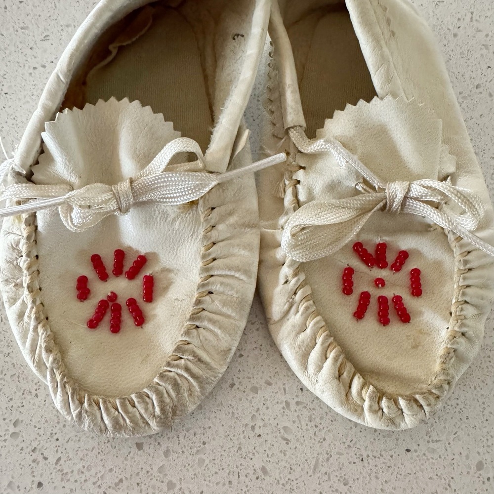 Baby White Moccasins Red Beads Size 6 Vintage Cherokee Indian With Advertising - Picture 2 of 10
